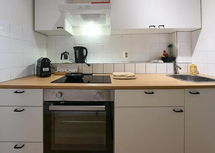 Апартаменты Above Lively Bar In Busy Street 2