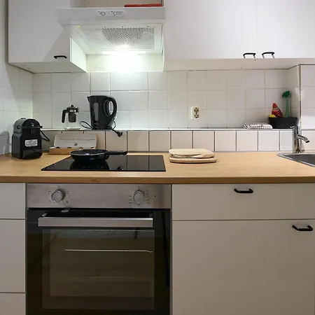 Appartement Above Lively Bar In Busy Street 2