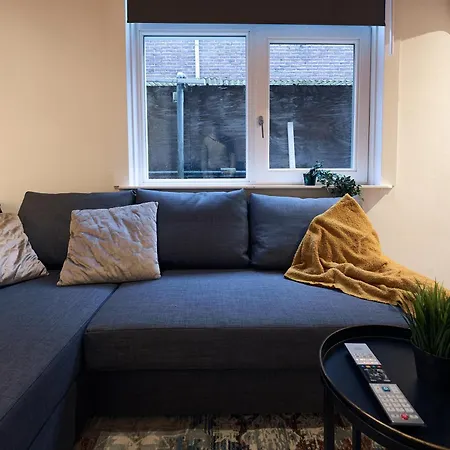 Apartment Above Lively Bar In Busy Street 2 *