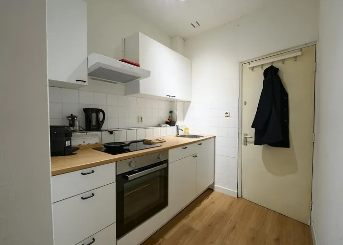 Above Lively Bar In Busy Street 2 Apartment *