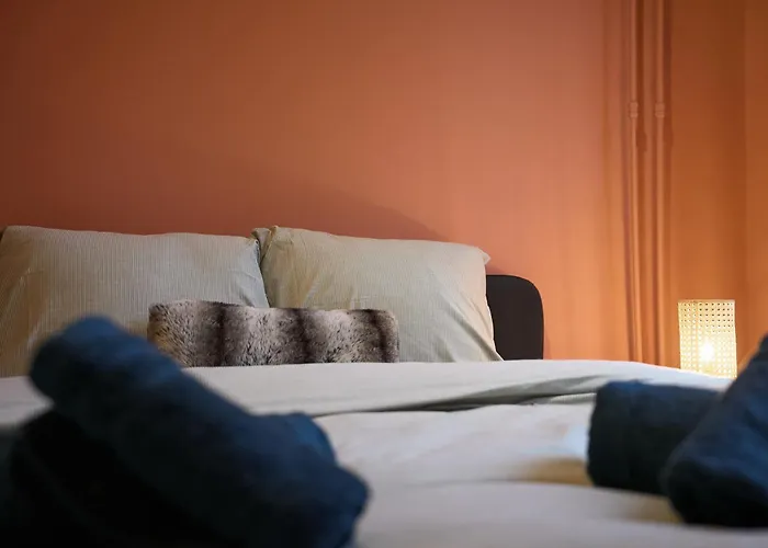 Apartment Above Lively Bar In Busy Street 2 *