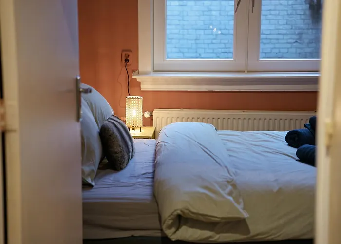 Apartment Above Lively Bar In Busy Street 2 *