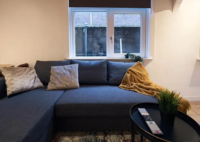 Appartement Above Lively Bar In Busy Street 2 *