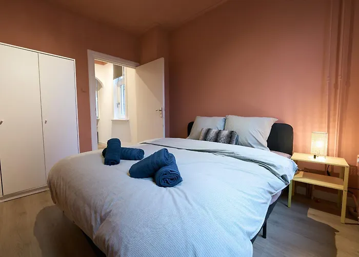 Above Lively Bar In Busy Street 2 Эйндховен